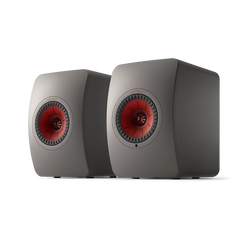 Ein Paar titangraue KEF LS50 Wireless II Aktivlautsprecher mit einem auffälligen roten Zentrum werden nebeneinander auf einem schwarzen Hintergrund präsentiert - ideal für Musiksystem- und Streaming-Dienste.