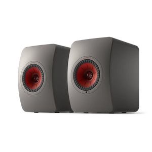 Ein Paar titangraue KEF LS50 Wireless II Aktivlautsprecher mit einem auffälligen roten Zentrum werden nebeneinander auf einem schwarzen Hintergrund präsentiert - ideal für Musiksystem- und Streaming-Dienste.