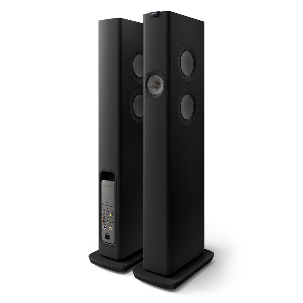 Das KEF LS60 Wireless Aktivlautsprecher Paar in Carbon Black ist abgebildet: Ein Lautsprecher zeigt mehrere kreisförmige Treiber auf der Vorderseite, während das andere die Rückseite mit den Anschlüssen hervorhebt - ideal für die Erweiterung Ihres Home Entertainment-Systems.
