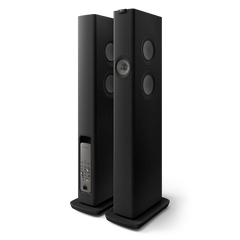 Das KEF LS60 Wireless Aktivlautsprecher Paar in Carbon Black ist abgebildet: Ein Lautsprecher zeigt mehrere kreisförmige Treiber auf der Vorderseite, während das andere die Rückseite mit den Anschlüssen hervorhebt - ideal für die Erweiterung Ihres Home Entertainment-Systems.
