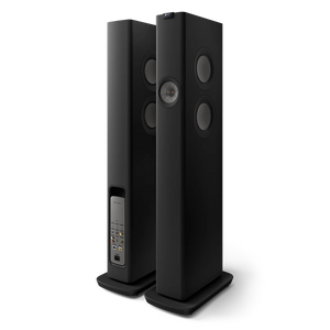 Das KEF LS60 Wireless Aktivlautsprecher Paar in Carbon Black ist abgebildet: Ein Lautsprecher zeigt mehrere kreisförmige Treiber auf der Vorderseite, während das andere die Rückseite mit den Anschlüssen hervorhebt - ideal für die Erweiterung Ihres Home Entertainment-Systems.