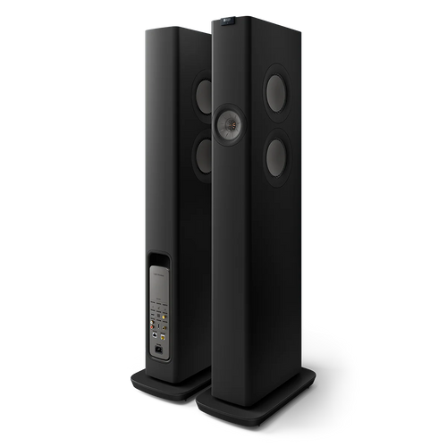 Das KEF LS60 Wireless Aktivlautsprecher Paar in Carbon Black ist abgebildet: Ein Lautsprecher zeigt mehrere kreisförmige Treiber auf der Vorderseite, während das andere die Rückseite mit den Anschlüssen hervorhebt - ideal für die Erweiterung Ihres Home Entertainment-Systems.