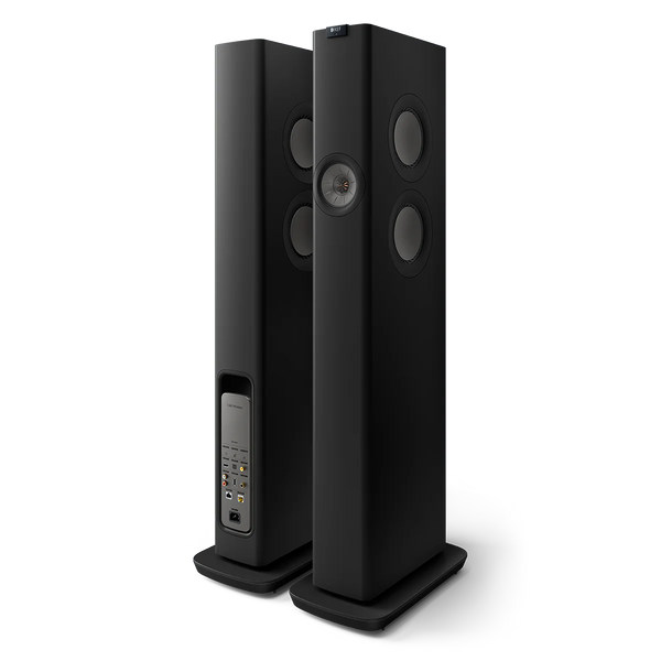 Das KEF LS60 Wireless Aktivlautsprecher Paar in Carbon Black ist abgebildet: Ein Lautsprecher zeigt mehrere kreisförmige Treiber auf der Vorderseite, während das andere die Rückseite mit den Anschlüssen hervorhebt - ideal für die Erweiterung Ihres Home Entertainment-Systems.