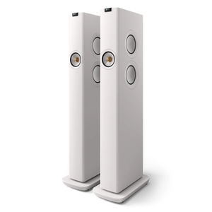 Ein Paar hohe KEF LS60 Wireless Aktivlautsprecher in Mineralweiß mit runden Front- und Seitenlautsprechern auf schlanken rechteckigen Sockeln - eine elegante Wahl für jedes moderne Home Entertainment-Setup.
