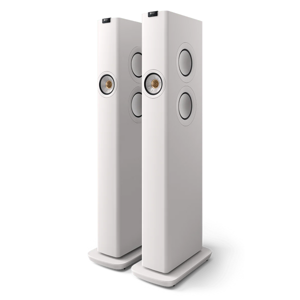 Ein Paar hohe KEF LS60 Wireless Aktivlautsprecher in Mineralweiß mit runden Front- und Seitenlautsprechern auf schlanken rechteckigen Sockeln - eine elegante Wahl für jedes moderne Home Entertainment-Setup.
