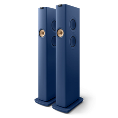 Ein Paar hoher, rechteckiger KEF LS60 Wireless Aktivlautsprecher in Royal Blue mit runden, goldfarbenen Treibern und Seitenelementen auf passenden Sockeln - perfekt, um Ihr Home Entertainment mit fortschrittlicher Akustiktechnologie zu bereichern.