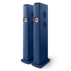 Ein Paar hoher, rechteckiger KEF LS60 Wireless Aktivlautsprecher in Royal Blue mit runden, goldfarbenen Treibern und Seitenelementen auf passenden Sockeln - perfekt, um Ihr Home Entertainment mit fortschrittlicher Akustiktechnologie zu bereichern.