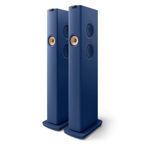 Ein Paar hoher, rechteckiger KEF LS60 Wireless Aktivlautsprecher in Royal Blue mit runden, goldfarbenen Treibern und Seitenelementen auf passenden Sockeln - perfekt, um Ihr Home Entertainment mit fortschrittlicher Akustiktechnologie zu bereichern.