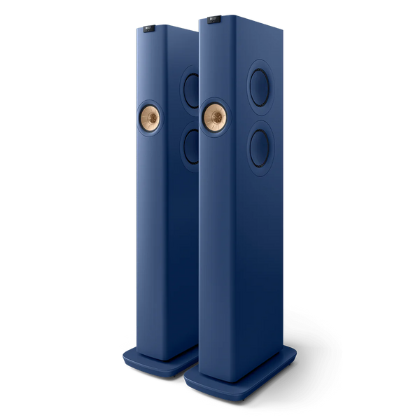 Ein Paar hoher, rechteckiger KEF LS60 Wireless Aktivlautsprecher in Royal Blue mit runden, goldfarbenen Treibern und Seitenelementen auf passenden Sockeln - perfekt, um Ihr Home Entertainment mit fortschrittlicher Akustiktechnologie zu bereichern.