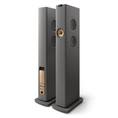 Gezeigt wird das KEF LS60 Wireless Aktivlautsprecher Paar in Titanium Grey: Ein Lautsprecher zeigt mehrere Treiber auf der Vorderseite, der andere offenbart Anschlüsse auf der Rückseite - ideal für erstklassiges Home Entertainment mit fortschrittlicher Akustiktechnologie.