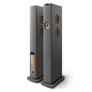 Gezeigt wird das KEF LS60 Wireless Aktivlautsprecher Paar in Titanium Grey: Ein Lautsprecher zeigt mehrere Treiber auf der Vorderseite, der andere offenbart Anschlüsse auf der Rückseite - ideal für erstklassiges Home Entertainment mit fortschrittlicher Akustiktechnologie.