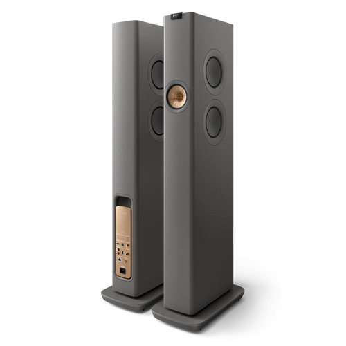 Gezeigt wird das KEF LS60 Wireless Aktivlautsprecher Paar in Titanium Grey: Ein Lautsprecher zeigt mehrere Treiber auf der Vorderseite, der andere offenbart Anschlüsse auf der Rückseite - ideal für erstklassiges Home Entertainment mit fortschrittlicher Akustiktechnologie.