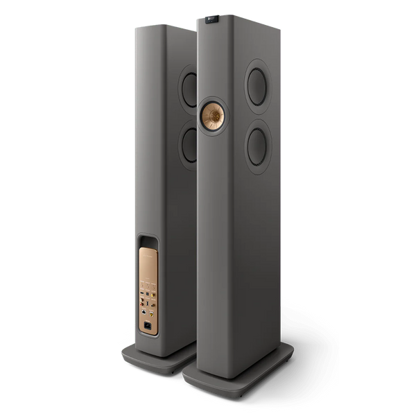 Gezeigt wird das KEF LS60 Wireless Aktivlautsprecher Paar in Titanium Grey: Ein Lautsprecher zeigt mehrere Treiber auf der Vorderseite, der andere offenbart Anschlüsse auf der Rückseite - ideal für erstklassiges Home Entertainment mit fortschrittlicher Akustiktechnologie.