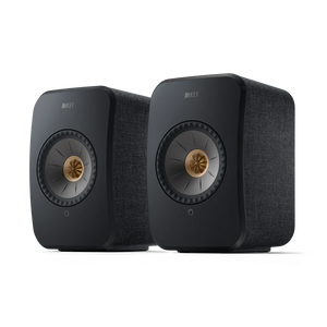 Ein Paar KEF LSX II Aktivlautsprecher in Mineralweiß mit glatten weißen Gehäusen und einer goldenen Mittelmembran stehen Seite an Seite auf einem schlichten Hintergrund - perfekt für High-Fidelity-Sound und hochauflösendes Streaming.