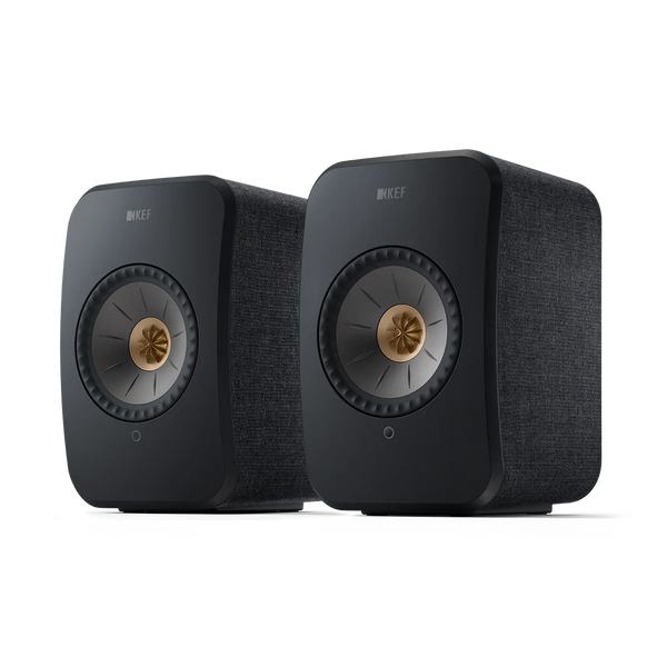 Ein Paar KEF LSX II Aktivlautsprecher in Mineralweiß mit glatten weißen Gehäusen und einer goldenen Mittelmembran stehen Seite an Seite auf einem schlichten Hintergrund - perfekt für High-Fidelity-Sound und hochauflösendes Streaming.