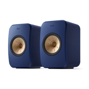 Zwei moderne, rechteckige KEF LSX II Aktivlautsprecher in Titanium Grey mit goldenen und schwarzen, runden Treibern sitzen nebeneinander vor einem schlichten Hintergrund und bieten ein elegantes, minimalistisches Design und einen High-Fidelity-Sound für ein intensives Hörerlebnis.