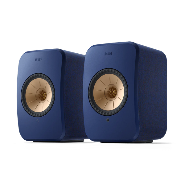 Zwei moderne, rechteckige KEF LSX II Aktivlautsprecher in Titanium Grey mit goldenen und schwarzen, runden Treibern sitzen nebeneinander vor einem schlichten Hintergrund und bieten ein elegantes, minimalistisches Design und einen High-Fidelity-Sound für ein intensives Hörerlebnis.