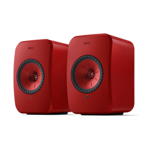 Ein Paar KEF LSX II Aktivlautsprecher in Crimson Red, die sich durch ihr schlankes Design mit zentralen Treibern und glatten Kanten auszeichnen, liefern High-Fidelity-Sound und werden nebeneinander vor einem schlichten Hintergrund aufgestellt.