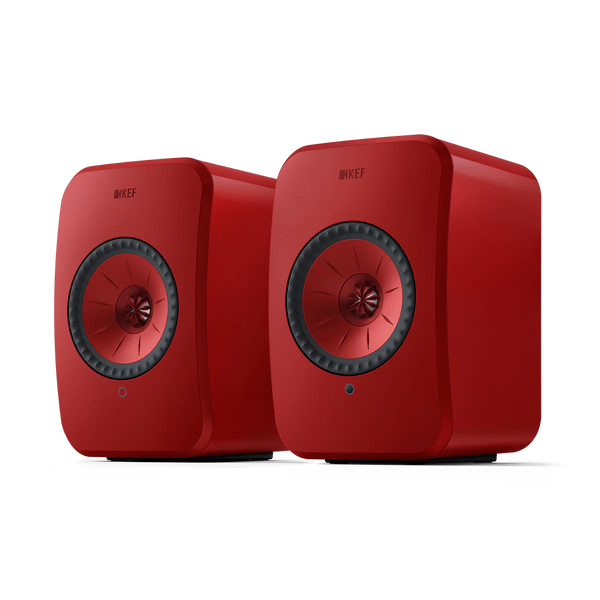 Ein Paar KEF LSX II Aktivlautsprecher in Crimson Red, die sich durch ihr schlankes Design mit zentralen Treibern und glatten Kanten auszeichnen, liefern High-Fidelity-Sound und werden nebeneinander vor einem schlichten Hintergrund aufgestellt.