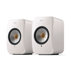 Das KEF LSX II Aktivlautsprecher Paar in Weiß mit abgerundeten Kanten und zentralem goldfarbenen Treiber liefert HiFi-Sound und ist nebeneinander auf neutralem Hintergrund platziert.
