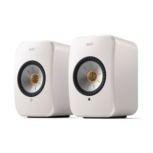 Das KEF LSX II Aktivlautsprecher Paar in Weiß mit abgerundeten Kanten und zentralem goldfarbenen Treiber liefert HiFi-Sound und ist nebeneinander auf neutralem Hintergrund platziert.