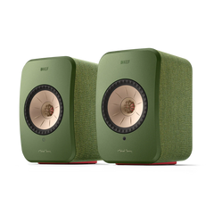 Ein Paar KEF LSX II Aktivlautsprecher in Salbeigrün mit Stofftextur, mit roségoldenen konzentrischen Treibern, Michael Youngs Unterschrift auf der Vorderseite und mit High-Fidelity-Sound.
