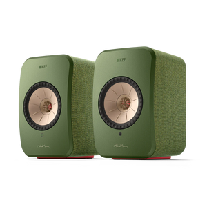 Ein Paar KEF LSX II Aktivlautsprecher in Salbeigrün mit Stofftextur, mit roségoldenen konzentrischen Treibern, Michael Youngs Unterschrift auf der Vorderseite und mit High-Fidelity-Sound.