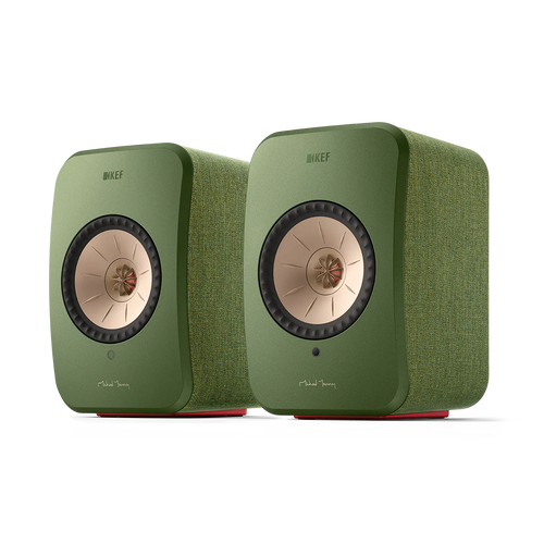 Ein Paar KEF LSX II Aktivlautsprecher in Salbeigrün mit Stofftextur, mit roségoldenen konzentrischen Treibern, Michael Youngs Unterschrift auf der Vorderseite und mit High-Fidelity-Sound.
