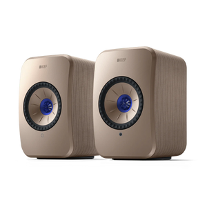 Zwei KEF LSX II Aktivlautsprecher, Soundwave by Terence Conran Edition, mit einzigartigen konzentrischen Treibern und blauen Centern werden nebeneinander aufgestellt und liefern einen High-Fidelity-Sound, der ideal für hochauflösendes Streaming ist.