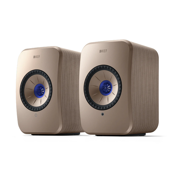 Zwei KEF LSX II Aktivlautsprecher, Soundwave by Terence Conran Edition, mit einzigartigen konzentrischen Treibern und blauen Centern werden nebeneinander aufgestellt und liefern einen High-Fidelity-Sound, der ideal für hochauflösendes Streaming ist.