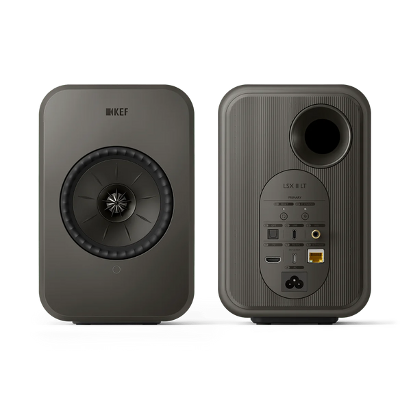 Zwei KEF LSX II LT Aktivlautsprecher im Paar in Graphite Grey, vorne mit Uni-Q-Treiber, hinten sichtbarer Music Integrity Engine®, Anschlüssen und Bassreflex-Port.