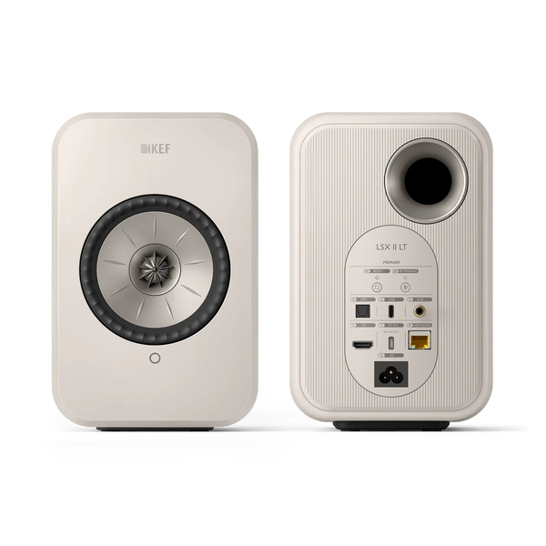 Abgebildet sind zwei steinweiße KEF LSX II LT Aktivlautsprecher: einer zeigt die Vorderseite mit einem zentralen Uni-Q-Treiber, der andere die Rückseite mit Strom-, Ethernet-, Cinch- und optischen Anschlüssen - perfekter Klang dank Music Integrity Engine®.