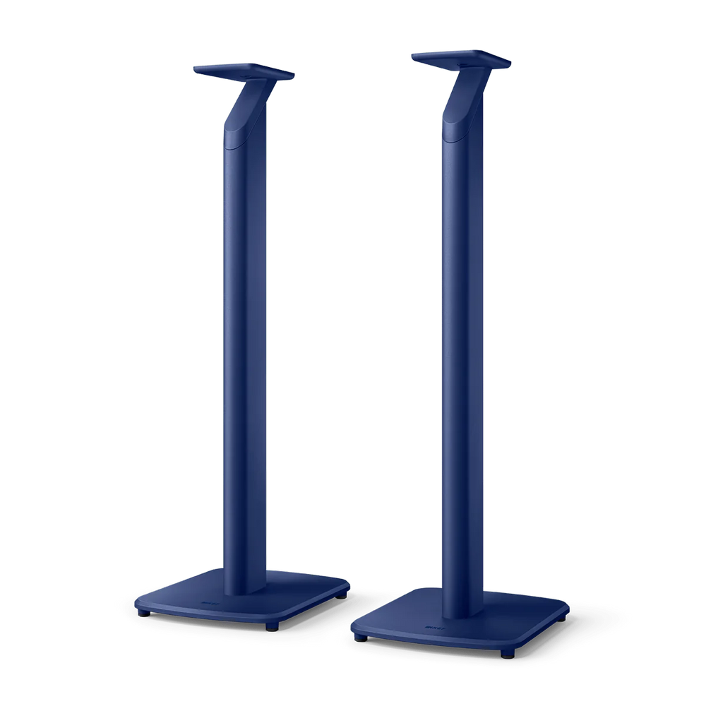 Zwei kobaltblaue KEF S1 Standfuß-Paare mit rechteckigem Sockel und abgeschrägter Oberseite, die für LSX II Wireless HiFi-Systeme konzipiert sind, stehen nebeneinander auf weißem Hintergrund.