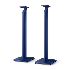 Zwei kobaltblaue KEF S1 Standfuß-Paare mit rechteckigem Sockel und abgeschrägter Oberseite, die für LSX II Wireless HiFi-Systeme konzipiert sind, stehen nebeneinander auf weißem Hintergrund.