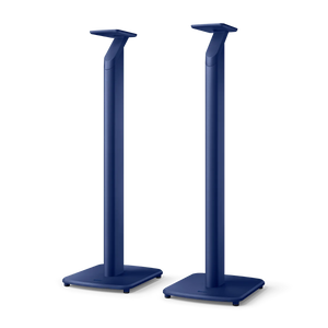 Zwei kobaltblaue KEF S1 Standfuß-Paare mit rechteckigem Sockel und abgeschrägter Oberseite, die für LSX II Wireless HiFi-Systeme konzipiert sind, stehen nebeneinander auf weißem Hintergrund.