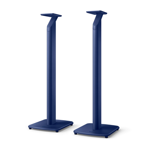 Zwei kobaltblaue KEF S1 Standfuß-Paare mit rechteckigem Sockel und abgeschrägter Oberseite, die für LSX II Wireless HiFi-Systeme konzipiert sind, stehen nebeneinander auf weißem Hintergrund.