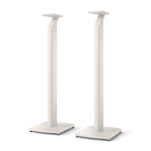 Zwei hohe, schlanke KEF S1 Standfuß Paare in Mineralweiß, entworfen für das LSX II Wireless HiFi System, stehen nebeneinander auf einem schlichten Hintergrund mit rechteckigen Sockeln und abgerundeten Oberteilen.