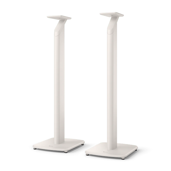 Zwei hohe, schlanke KEF S1 Standfuß Paare in Mineralweiß, entworfen für das LSX II Wireless HiFi System, stehen nebeneinander auf einem schlichten Hintergrund mit rechteckigen Sockeln und abgerundeten Oberteilen.