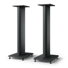 Die KEF S2 Standfuß Paare sind schwarze, rechteckige Lautsprecherständer mit breiter Basis und flacher Oberseite, die eine moderne, minimalistische Unterstützung bieten, um die Klangleistung Ihrer LS50 Wireless II zu verbessern. Nebeneinander auf einem schlichten weißen Hintergrund abgebildet.