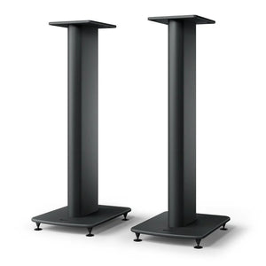 Die KEF S2 Standfuß Paare sind schwarze, rechteckige Lautsprecherständer mit breiter Basis und flacher Oberseite, die eine moderne, minimalistische Unterstützung bieten, um die Klangleistung Ihrer LS50 Wireless II zu verbessern. Nebeneinander auf einem schlichten weißen Hintergrund abgebildet.