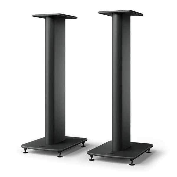 Die KEF S2 Standfuß Paare sind schwarze, rechteckige Lautsprecherständer mit breiter Basis und flacher Oberseite, die eine moderne, minimalistische Unterstützung bieten, um die Klangleistung Ihrer LS50 Wireless II zu verbessern. Nebeneinander auf einem schlichten weißen Hintergrund abgebildet.