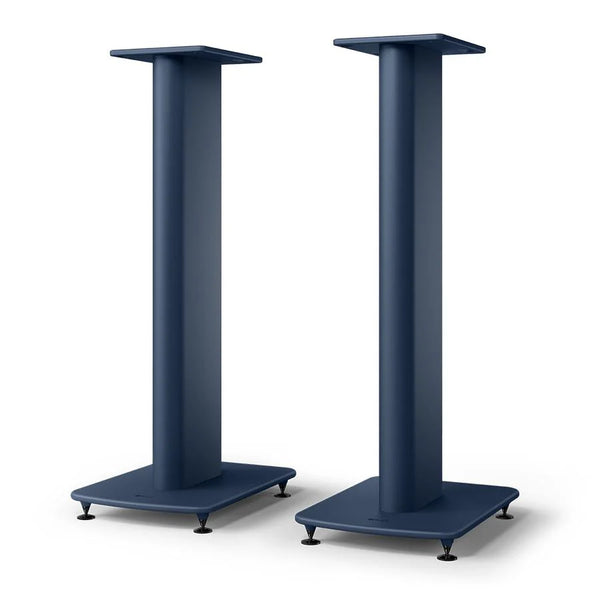 Ein Paar blaue, rechteckige KEF S2 Standfuß-Paare mit flachen Oberseiten, stabilen Säulen und breiten Sockeln mit verstellbaren Füßen, die als Ergänzung zu den LS50 Wireless II Lautsprechern entwickelt wurden und deren Klangleistung verbessern.