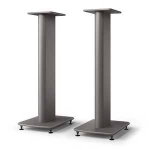 Zwei graue KEF S2 Standfuß Paar Lautsprecherständer mit breiten Sockeln, flachen Oberseiten und stabilen Mittelsäulen sind nebeneinander abgebildet. Jeder Ständer hat verstellbare Füße und verbessert die akustische Leistung für LS50 Wireless II Lautsprecher.