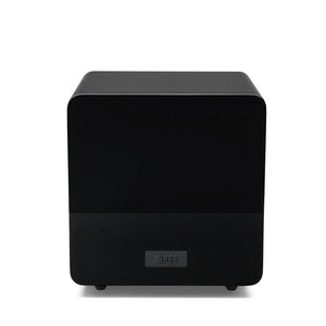 Der KEF KF92 Subwoofer in Carbon Black mit seiner Würfelform, der glänzenden Frontplatte und dem KEF-Logo in der unteren Mitte liefert eine präzise Basswiedergabe und steht vor einem schlichten weißen Hintergrund.