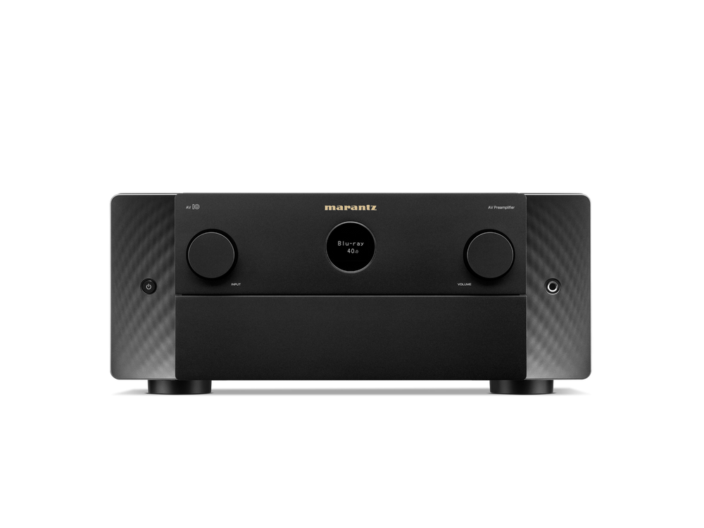 Frontansicht des Marantz AV 10 AV-Vorverstärkers in Schwarz, mit zwei großen seitlichen Reglern, einem zentralen Display und dem Marantz-Logo auf der Oberseite - entwickelt für immersiven Dolby Atmos-Sound.