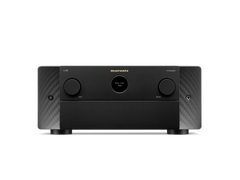 Frontansicht des Marantz AV 10 AV-Vorverstärkers in Schwarz, mit zwei großen seitlichen Reglern, einem zentralen Display und dem Marantz-Logo auf der Oberseite - entwickelt für immersiven Dolby Atmos-Sound.