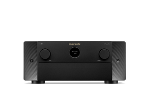 Frontansicht des Marantz AV 10 AV-Vorverstärkers in Schwarz, mit zwei großen seitlichen Reglern, einem zentralen Display und dem Marantz-Logo auf der Oberseite - entwickelt für immersiven Dolby Atmos-Sound.