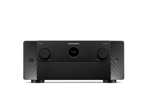 Frontansicht des Marantz AV 10 AV-Vorverstärkers in Schwarz, mit zwei großen seitlichen Reglern, einem zentralen Display und dem Marantz-Logo auf der Oberseite - entwickelt für immersiven Dolby Atmos-Sound.