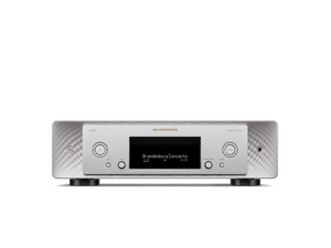 Ein Marantz CD 50n CD-Player in Silber-Gold mit einem digitalen Display, das das Brandenburgische Konzert zeigt, mit Tasten, Reglern, einem Disc-Schacht, einem Marantz-Logo über dem Display und HEOS® Built-in für flexibles Streaming.