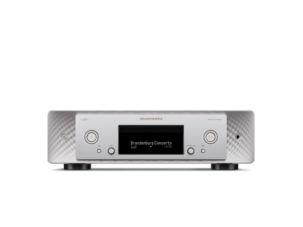 Ein Marantz CD 50n CD-Player in Silber-Gold mit einem digitalen Display, das das Brandenburgische Konzert zeigt, mit Tasten, Reglern, einem Disc-Schacht, einem Marantz-Logo über dem Display und HEOS® Built-in für flexibles Streaming.